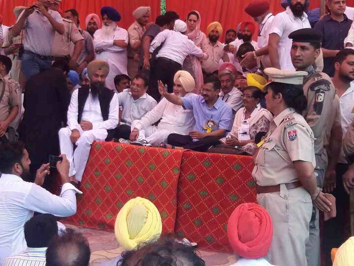 ਆਮ ਆਦਮੀ ਪਾਰਟੀ ਦੇ ਕਨਵੀਨਰ ਅਰਵਿੰਦ ਕੇਜਰੀਵਾਲ ਨੇ ਪੰਜਾਬ ਦੀ ਸਿਆਸਤ ਮਘਾ ਦਿੱਤੀ ਹੈ।