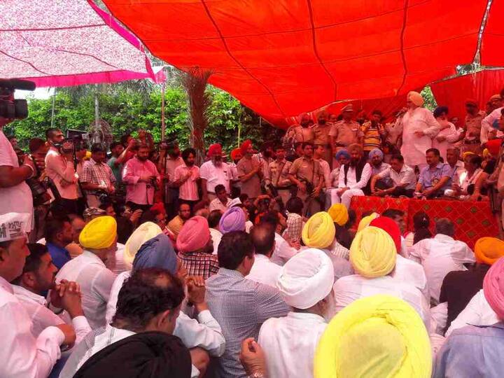 ਉਨ੍ਹਾਂ ਨੇ ਪਾਰਟੀ ਵਰਕਰਾਂ ਨੂੰ ਹੱਲਾਸ਼ੇਰੀ ਦਿੰਦਿਆਂ ਕਿਹਾ ਕਿ ਕਿਸੇ ਤੋਂ ਡਰਨ ਦੀ ਲੋੜ ਨਹੀਂ ਤੇ ਉਹ ਡਟ ਕੇ ਕੰਮ ਕਰਨ।
