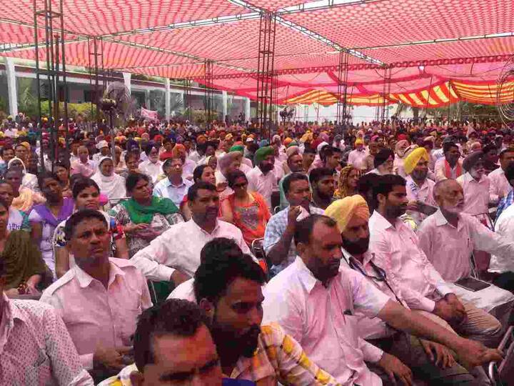 ਉਨ੍ਹਾਂ ਕਿਹਾ ਕਿ ਪੰਜਾਬ ਵਿੱਚ ਬਾਦਲਾਂ ਨੇ ਗੁੰਡਾਗਰਦੀ ਮਚਾਈ ਹੋਈ ਹੈ। ਫਰਜ਼ੀ ਕੇਸ ਦਰਜ ਕਰਕੇ ਲੋਕਾਂ ਨੂੰ ਡਰਾਇਆ ਜਾ ਰਿਹਾ ਹੈ।