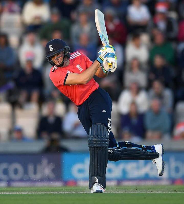 ਸ਼੍ਰੀਲੰਕਾ ਦੀ ਟੀਮ ਨਿਰਧਾਰਿਤ 20 ਓਵਰਾਂ 'ਚ 140 ਰਨ 'ਤੇ ਆਲ ਆਊਟ ਹੋ ਗਈ। ਇੰਗਲੈਂਡ ਲਈ ਡੌਸਨ ਅਤੇ ਜਾਰਡਨ ਸਭ ਤੋਂ ਸਫਲ ਗੇਂਦਬਾਜ਼ ਰਹੇ। ਜਾਰਡਨ ਨੇ 4 ਓਵਰਾਂ 'ਚ 29 ਰਨ ਦੇਕੇ 3 ਵਿਕਟ ਝਟਕੇ।