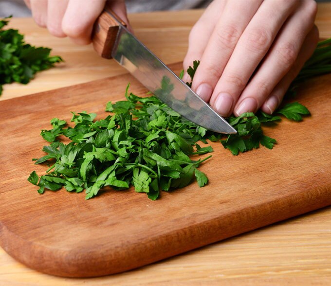 ਤਾਜ਼ਾ ਪਾਰਸਲੇ ਕੱਟ ਲਓ। ਇਸ ਨੂੰ ਇੱਕ ਕੌਲੀ ‘ਚ ਪਾਓ। ਇਸ ਦੇ ਪੱਤਿਆਂ ਨੂੰ ਚਮਚ ਨਾਲ ਦਬਾਓ ਤੇ ਜੂਸ ਕੱਢੋ। ਫਿਰ ਇਸ ਨੂੰ ਇੱਕ ਵੱਡੇ ਚਮਚ ਪਾਣੀ ਜਾਂ ਦਹੀ ‘ਚ ਮਿਲਾ ਲਓ।