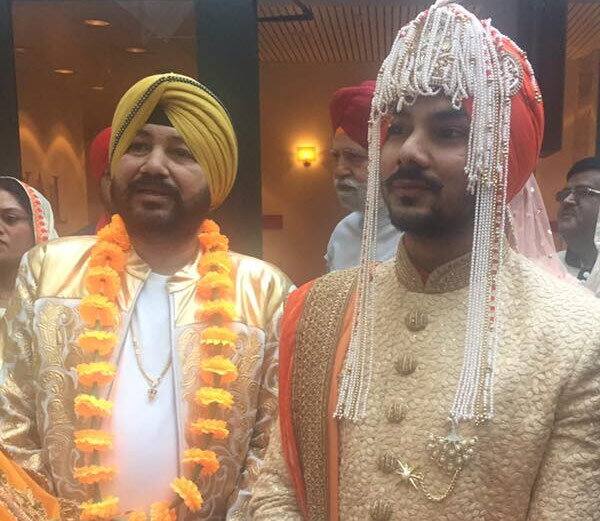 ਆਪਣੇ ਪਿਤਾ ਦਲੇਰ ਮਹਿੰਦੀ ਨਾਲ ਗੁਰਦੀਪ ਮਹਿੰਦੀ। 