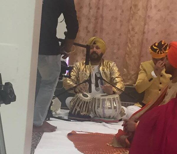 ਬੇਟੇ ਦੇ ਵਿਆਹ ਦੌਰਾਨ ਅਨੰਦ ਕਾਰਜ ਦੀ ਰਸਮ ਦੌਰਾਨ ਦਲੇਰ ਮਹਿੰਦੀ ਨੇ ਖ਼ੁਦ ਤਬਲਾ ਵਜਾਇਆ।