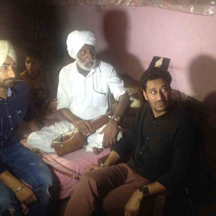 ਇੱਥੇ ਘਰ ਦੇ ਦੋ ਕਮਰਿਆਂ ਵਿੱਚ ਈਦੂ ਆਪਣੇ ਪਰਿਵਾਰ ਨਾਲ ਰਹਿੰਦਾ ਹੈ ਜਿਸ ਕਮਰੇ ਵਿੱਚ ਈਦੂ ਪਿਆ ਹੈ ਉਸੇ ਕਮਰੇ ਵਿੱਚ ਰਸੋਈ ਵੀ ਹੈ। ਬਿਮਾਰੀ ਤੇ ਗ਼ਰੀਬ ਨੇ ਈਦੂ ਨੂੰ ਤੋੜ ਕੇ ਰੱਖ ਦਿੱਤਾ ਹੈ।