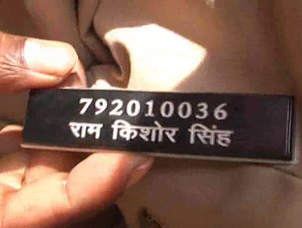 ਸਭ ਤੋਂ ਵੱਡੀ ਗੱਲ ਦਰੋਗਾ ਨੇ ਵਰਦੀ ਪਾਈ ਹੋਈ ਸੀ ਤੇ ਫੋਟੋਆਂ ਵਿੱਚ ਉਨ੍ਹਾਂ ਦੀ ਨਾਮ ਪਲੇਟ ਵੀ ਨਜ਼ਰ ਆ ਰਹੀ ਹੈ।