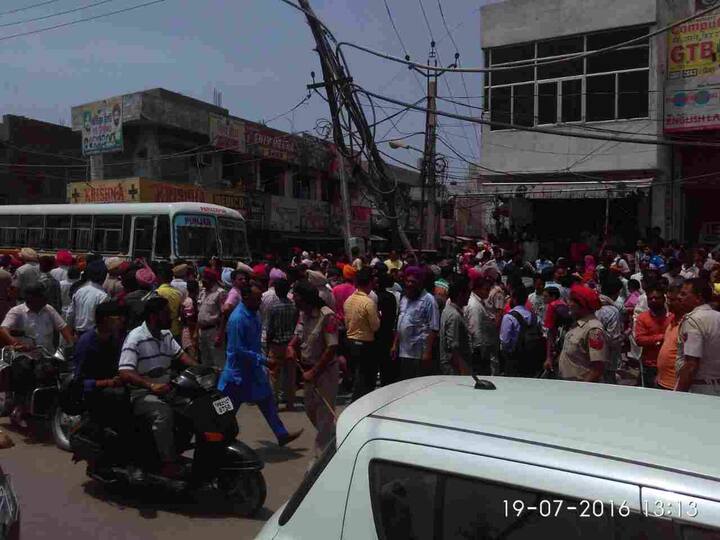 ਸੜਕ 'ਤੇ ਜਾ ਰਹੇ ਕਈ ਰਾਹਗੀਰ ਤੇ ਵਾਹਨ ਬੱਸ ਦੀ ਚਪੇਟ ਵਿੱਚ ਆ ਗਏ।