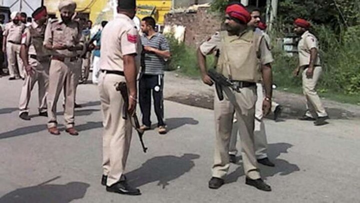 conspiracy foiled in Gurdaspur, police recover 1 kg RDX from Dinanadagar ਗੁਰਦਾਸਪੁਰ ‘ਚ ਨਾਪਾਕ ਸਾਜਿਸ਼ ਹੋਈ ਨਾਕਾਮ, ਦੀਨਾਨਦਗਰ ‘ਚੋਂ ਪੁਲਿਸ ਨੇ ਬਰਾਮਦ ਕੀਤਾ 1 ਕਿੱਲੋ RDX