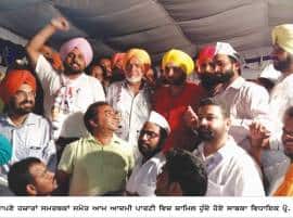 ਆਪ ਨੇ ਕਾਮਰੇਡਾਂ 'ਤੇ ਵੀ ਪਾਏ ਡੋਰੇ, ਪ੍ਰੋ. ਬਲਵੰਤ ਨੇ ਫੜਿਆ ਝਾੜੂ ਆਪ ਨੇ ਕਾਮਰੇਡਾਂ 'ਤੇ ਵੀ ਪਾਏ ਡੋਰੇ, ਪ੍ਰੋ. ਬਲਵੰਤ ਨੇ ਫੜਿਆ ਝਾੜੂ