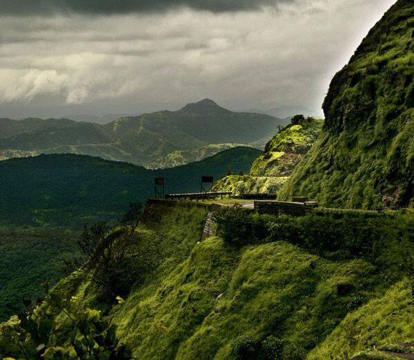 ਮਹਾਰਾਸ਼ਟਰ ਵਿੱਚ ਵੱਸਿਆ ਛੋਟਾ ਜਿਹਾ ਹਿੱਲ ਸਟੇਸ਼ਨ ਲੋਨਾਵਾਲਾ ਆਪਣੀ ਨੈਚੂਰਲ ਬਿਊਟੀ ਲਈ ਜਾਣਿਆ ਜਾਂਦਾ ਹੈ।