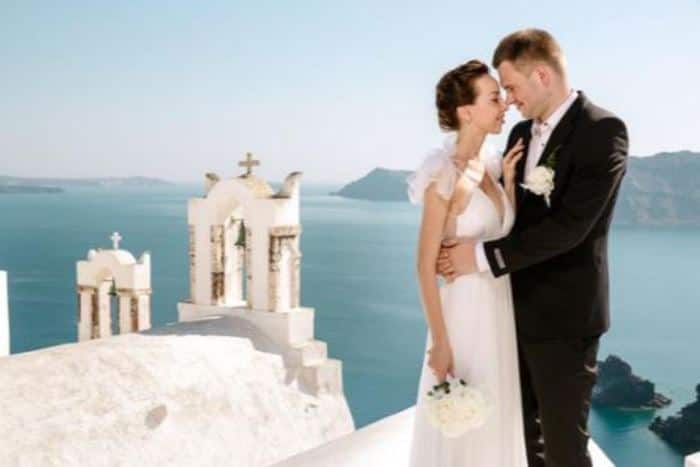 ਗਰੀਸ ਵਿੱਚ ਤੁਹਾਨੂੰ ਆਪਣੇ ਵਿਆਹ ਦੀ ਘੋਸ਼ਣਾ ਕਰਨੀ ਪੈਂਦੀ ਹੈ। ਪਰ ਇਸ ਘੋਸ਼ਣਾ ਦਾ ਤਰੀਕਾ ਬਹੁਤ ਵੱਖਰਾ ਹੈ। ਵਿਆਹ ਕਰਨ ਵਾਲੇ ਜੋੜੇ ਨੂੰ ਸ਼ਹਿਰ ਦੇ ਪ੍ਰਸ਼ਾਸਨਿਕ ਦਰਵਾਜ਼ੇ ਦੇ ਬਾਹਰ ਇਹ ਘੋਸ਼ਣਾ ਪੱਤਰ ਚਿਪਕਾਨਾ ਪੈਂਦਾ ਹੈ। ਜੇਕਰ ਇਹ ਕਾਗ਼ਜ਼ 10 ਦਿਨ ਤੱਕ ਚਿਪਕਿਆ ਰਹੇ ਤਾਂ ਤੁਹਾਡਾ ਵਿਆਹ ਹੋ ਜਾਵੇਗਾ।