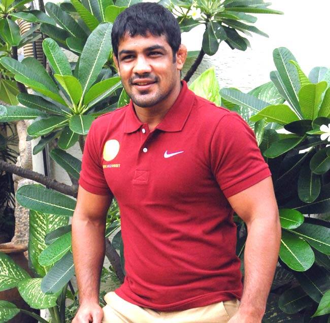 74kg ਭਾਰਵਰਗ 'ਚ ਨਰਸਿੰਘ ਯਾਦਵ ਨੇ ਓਲੰਪਿਕ ਲਈ ਕੁਆਲੀਫਾਈ ਕੀਤਾ ਸੀ। ਇਸਤੋਂ ਬਾਅਦ ਸੁਸ਼ੀਲ ਕੁਮਾਰ ਦਾ ਰੀਓ 'ਚ ਜਾਣ ਦੇ ਰਸਤੇ 'ਚ ਨਰਸਿੰਘ ਅੜਿੱਕਾ ਬਣ ਗਿਆ। ਓਲੰਪਿਕ ਖੇਡਣ ਦਾ ਸੁਪਨਾ ਵੇਖ ਰਹੇ ਸੁਸ਼ੀਲ ਕੁਮਾਰ ਨੇ ਨਰਸਿੰਘ ਯਾਦਵ ਦਾ ਓਲੰਪਿਕ ਖੇਡਣ ਜਾਣ ਦੀ ਜਗ੍ਹਾ ਆਪਣੇ ਓਲੰਪਿਕ ਦਾ ਰਸਤਾ ਸਾਫ ਕਰਨ ਲਈ WFI, ਖੇਡ ਮੰਤਰਾਲੇ ਅਤੇ ਫਿਰ ਕੋਰਟ ਤਕ 'ਚ ਇਸ ਮਾਮਲੇ ਨੂੰ ਚੁੱਕਿਆ। ਸੁਸ਼ੀਲ ਕੁਮਾਰ ਨੇ ਇਹ ਸਵਾਲ ਵੀ ਖੜਾ ਕੀਤਾ ਕਿ ਉਨ੍ਹਾਂ ਦਾ ਨਰਸਿੰਘ ਯਾਦਵ ਨਾਲ ਟ੍ਰਾਇਲ ਕਰਵਾਇਆ ਜਾਵੇ ਅਤੇ ਜੋ ਟ੍ਰਾਇਲ ਜਿੱਤੇ ਉਸਨੂੰ ਓਲੰਪਿਕ ਲਈ ਚੁਣਿਆ ਜਾਵੇ। ਪਰ ਇਸ ਮਾਮਲੇ 'ਚ ਕੋਰਟ ਨੇ ਨਰਸਿੰਘ ਯਾਦਵ ਦੇ ਹੱਕ 'ਚ ਫੈਸਲਾ ਸੁਣਾਇਆ। ਸੰਘ ਵੀ ਨਰਸਿੰਘ ਦੀ ਹੀ ਤਰਫਦਾਰੀ ਕਰ ਰਿਹਾ ਸੀ। ਅੰਤ 'ਚ ਸੁਸ਼ੀਲ ਕੁਮਾਰ ਨੂੰ ਹਾਰ ਮੰਨਣੀ ਪਈ ਅਤੇ ਨਰਸਿੰਘ ਯਾਦਵ ਦਾ ਓਲੰਪਿਕ ਟਿਕਟ ਪੱਕਾ ਹੋ ਗਿਆ।