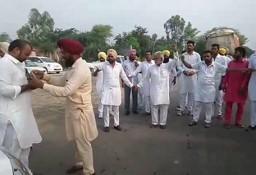 ਧਰਨੇ ‘ਚ ਸ਼ਾਮਿਲ ਲੀਡਰਾਂ ਨੇ ਸਰਕਾਰ ਤੇ ਪੁਲਿਸ ‘ਤੇ ਧੱਕੇਸ਼ਾਹੀ ਦੇ ਇਲਜ਼ਾਮ ਲਗਾਏ ਹਨ।ਉਨ੍ਹਾਂ ਏਡੀਸੀਪੀ ਪਰਮਿੰਦਰ ਸਿੰਘ ਭੰਡਾਲ ਤੋਂ ਸਾਰੇ ਪਰਚੇ ਰੱਦ ਕਰਨ ਦੀ ਮੰਗ ਕੀਤੀ ਹੈ। 