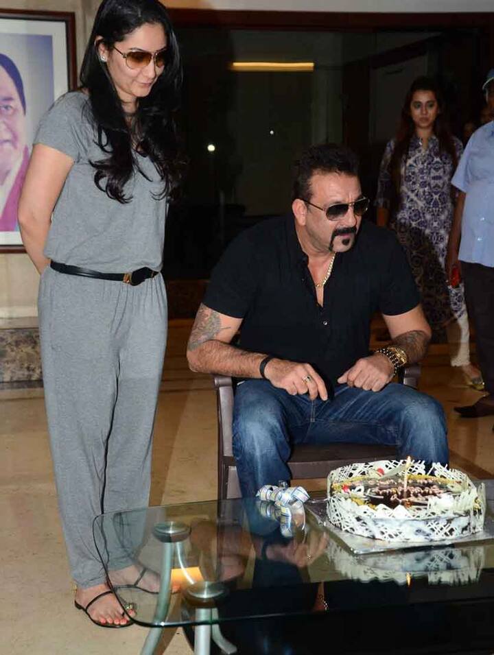 ਸੰਜੇ ਨੇ ਦੱਸਿਆ ਕਿ ਪਤਨੀ ਮਾਨਯਤਾ ਨੇ ਮੈਨੂੰ ਇੱਕ ਕਾਰ ਗਿਫਟ ਕੀਤੀ ਹੈ। ਮੇਰੇ ਬੱਚਿਆਂ ਨੇ ਮੈਨੂੰ ਇੱਕ ਸੁੰਦਰ ਕਾਰਡ ਤੇ ਕੇਕ ਗਿਫਟ ਕੀਤਾ।