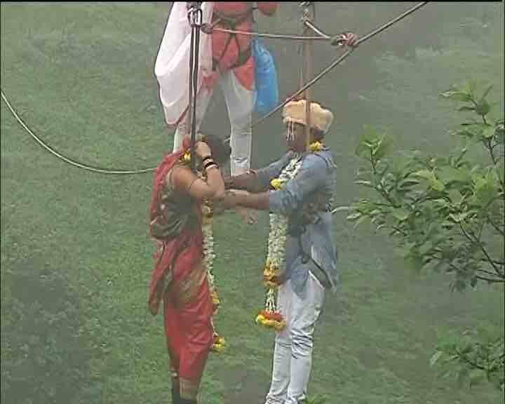  ਜੈਦੀਪ ਤੇ ਰੇਸ਼ਮਾ ਹਵਾ ਵਿੱਚ ਲਟਕ ਕੇ ਇੱਕ-ਦੂਜੇ ਦੇ ਹੋਏ। ਇਹ ਹੀ ਨਹੀਂ ਵਿਆਹ ਕਰਵਾਉਣ ਵਾਲਾ ਪੰਡਤ ਵੀ ਹਵਾ ਵਿੱਚ ਲਟਕ ਰਿਹਾ ਸੀ।