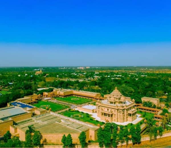  ਸ਼ਹਿਰ ਵਿੱਚ ਹਰ ਚੀਜ਼ ਯੋਜਨਾ ਨਾਲ ਤਿਆਰ ਕੀਤੀ ਗਈ ਹੈ। ਜਿਸ ਵਿੱਚ ਹਰਿਆਲੀ ਦਾ ਖ਼ਾਸ ਤੌਰ ਉੱਤੇ ਧਿਆਨ ਰੱਖਿਆ ਗਿਆ ਹੈ। 
