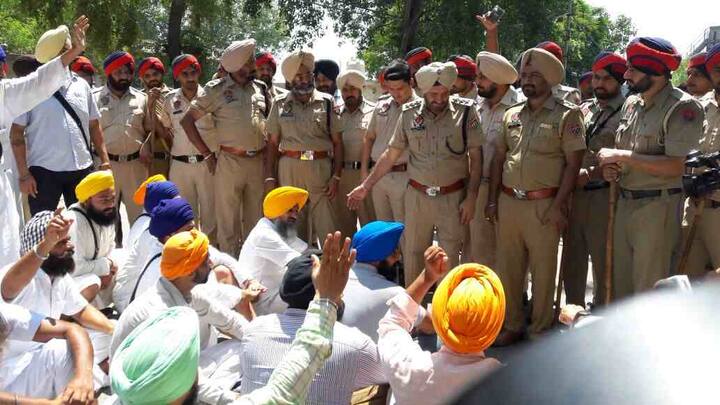 ਇਸ ਲਈ ਉਹ ਅੱਜ ਆਪਣੇ ਸਮਰਥਕਾਂ ਸਮੇਤ ਮੱਖੂ ਪਾਸੇ ਜਾ ਰਹੇ ਸਨ।ਉਨ੍ਹਾਂ ਨੂੰ ਹਰੀਕੇ ਵਿੱਚ ਹੀ ਰੋਕ ਲਿਆ ਗਿਆ। ਇਸ ਤੋਂ ਬਾਅਦ ਉਨ੍ਹਾਂ ਵੱਲੋਂ ਉੱਥੇ ਬੈਠ ਕੇ ਧਰਨਾ ਸ਼ੁਰੂ ਕਰ ਦਿੱਤਾ ਗਿਆ।
