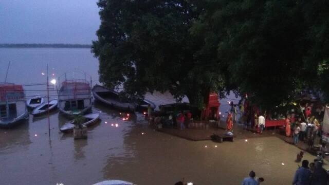 ਵਾਰਾਨਸੀ ਵਿੱਚ ਮੰਦਰ ਤੇ ਘਾਟ ਡੁੱਬ ਚੁੱਕੇ ਹਨ ਤੇ ਗੰਗਾ ਖਤਰੇ ਦੇ ਨਿਸ਼ਾਨ ਤੋਂ ਉੱਤੇ ਵਹਿ ਰਹੀ ਹੈ।