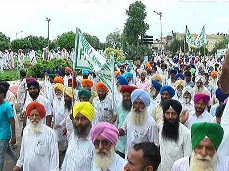 ਚੰਡੀਗੜ੍ਹ ਮੁਹਾਲੀ ਹੱਦ ‘ਤੇ ਧਰਨੇ ‘ਤੇ ਬੈਠੇ ਕਿਸਾਨਾਂ ਨੂੰ ਸੰਬੋਧਨ ਕਰਦਿਆਂ ਭਾਰਤੀ ਕਿਸਾਨ ਯੂਨੀਅਨ ਰਾਜੇਵਾਲ ਦੇ ਸੂਬਾ ਪ੍ਰਧਾਨ ਬਲਵੀਰ ਸਿੰਘ ਰਾਜੇਵਾਲ ਨੇ ਕਿਹਾ ਕਿ ਇਨ੍ਹਾਂ ਦੱਸ ਲੱਖ ਕਿਸਾਨਾਂ ਨੇ ਰਾਸ਼ਟਰਪਤੀ ਤੋਂ ਪੁੱਛਿਆ ਹੈ ਕਿ ਉਹ ਤੇ ਉਨ੍ਹਾਂ ਦੀ ਮੋਦੀ ਸਰਕਾਰ ਕੀ ਕਿਸਾਨਾਂ ਨੂੰ ਆਜ਼ਾਦ ਭਾਰਤ ਦੇ ਸ਼ਹਿਰੀ ਵੀ ਮੰਨਦੀ ਹੈ ਜਾਂ ਉਨ੍ਹਾਂ ਨੂੰ ਦਾਣੇ ਬਣਾਉਣ ਵਾਲੇ ਸੰਦ ਅਰਥਾਤ ਮਾਡਰਨ ਗੁਲਾਮ?