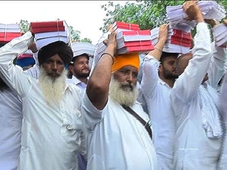 ਉਨ੍ਹਾਂ ਪੁੱਛਿਆ ਹੈ ਕਿ ਸਰਕਾਰ ਜੋ ਕਾਰਪੋਰੇਟ ਘਰਾਣਿਆਂ ਨੂੰ 10 ਸਾਲਾਂ ਵਿੱਚ 42 ਲੱਖ ਕਰੋੜ ਰੁਪਏ ਦੀਆਂ ਰਿਆਇਤਾਂ ਦੇ ਸਕਦੀ ਹੈ, ਉਸ ਨੂੰ ਕਿਸਾਨਾਂ, ਮਜ਼ਦੂਰਾਂ ਤੇ ਗਰੀਬਾਂ ਦੇ ਕਰਜ਼ੇ ਉੱਤੇ ਲਕੀਰ ਫੇਰਨ ਵਿੱਚ ਕੀ ਮੁਸ਼ਕਲ ਹੈ? ਉਨ੍ਹਾਂ ਪੁੱਛਿਆ ਹੈ ਕਿ ਉਨ੍ਹਾਂ ਦੀ ਸਰਕਾਰ ਕੋਲ ਬੇਰੁਜ਼ਗਾਰੀ ਦਾ ਕੀ ਹੱਲ ਹੈ? ਸਰਕਾਰ ਖੇਤੀ ਜਿਣਸਾਂ ਦੇ ਭਾਅ ਮਿੱਥਣੇ ਕਿਉਂ ਬੰਦ ਕਰ ਰਹੀ ਹੈ? ਵਿਸ਼ਵ ਵਪਾਰ ਸੰਗਠਨ ਦੇ ਦਬਾਅ ਹੇਠ ਖੇਤੀ ਜਿਣਸਾਂ ਦੀ ਖਰੀਦ ਬੰਦ ਕਰਨ ਲਈ ਕਿਸਾਨਾਂ ਦੇ ਹੱਥ ਪੈਰ ਬੰਨ੍ਹ ਕੇ ਕਾਰਪੋਰੇਟ ਘਰਾਣਿਆਂ ਅੱਗੇ ਕਿਉਂ ਸੁੱਟ ਰਹੀ ਹੈ?