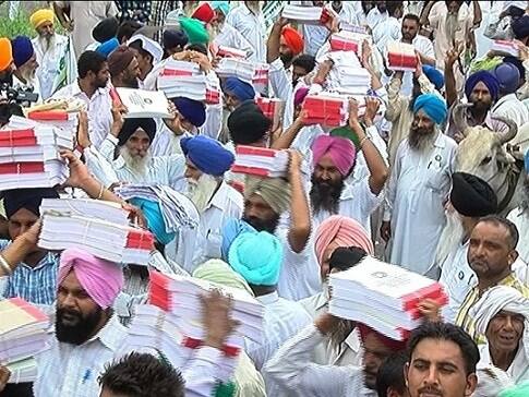 ਕਿਸਾਨ ਆਗੂ ਮਲਕੀਤ ਸਿੰਘ ਨੇ ਕਿਹਾ ਕਿ ਦੇਸ਼ ਦੇ ਪ੍ਰਧਾਨ ਮੰਤਰੀ ਨਰਿੰਦਰ ਮੋਦੀ ਤਾਂ ਕਿਸਾਨਾਂ ਦੇ ਖਿਲ਼ਾਫ ਹੈ ਹੀ ਨਾਲ ਹੀ ਪੰਜਾਬ ਦੇ ਮੁੱਖ ਮੰਤਰੀ ਪ੍ਰਕਾਸ਼ ਸਿੰਘ ਬਾਦਲ ਨੇ ਕਿਸਾਨ ਹਿਤੈਸ਼ੀ ਦਾ ਬੁਰਕਾ ਪਾਇਆ ਹੋਇਆ ਹੈ। ਬਾਦਲ ਪਿਛਲੇ ਨੌਂ ਸਾਲਾਂ ਤੋਂ ਕਿਸਾਨਾਂ ਨੂੰ ਮੁਰਖ ਬਣਾ ਰਿਹਾ ਹੈ। ਜੇਕਰ ਉਹ ਕਿਸਾਨ ਪੱਖੀ ਹੁੰਦੇ ਤਾਂ ਉਹ ਬੀਤੇ ਨੌਂ ਸਾਲਾਂ ਵਿੱਚ ਬਹੁਤ ਕੁਝ ਕਰ ਸਕਦੇ। ਉਨ੍ਹਾਂ ਕਿਹਾ ਕਿ ਬਾਦਲ ਹੁਣ ਪੰਜਾਬ ਦੀ ਕਿਸਾਨੀ ਨੂੰ ਮੁਰਖ ਨਹੀਂ ਬਣਾ ਸਕਦੇ ਜਿਸ ਦਾ ਜਵਾਬ ਉਹ ਪੰਜਾਬ ਦੀਆਂ 2017 ਦੀਆਂ ਚੋਣਾਂ ‘ਤੇ ਦੇਣਗੇ।