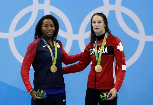 ਕੁਝ ਅਜਿਹਾ ਹੀ ਵੀਰਵਾਰ ਨੂੰ ਵੀ ਵੇਖਣ ਨੂੰ ਮਿਲਿਆ ਸੀ ਜਦ ਮਹਿਲਾਵਾਂ ਦੀ 100m ਫ੍ਰੀ ਸਟਾਈਲ ਈਵੈਂਟ 'ਚ ਦੋ ਸਵਿਮਰਸ ਨੇ ਗੋਲਡ ਮੈਡਲ ਜਿੱਤੇ। ਅਮਰੀਕਾ ਦੀ ਸੀਮੋਨ ਮੈਨੂਅਲ ਅਤੇ ਕੈਨੇਡਾ ਦੀ ਪੈਨੀ ਓਲੈਕਸੀਆਕ ਨੇ 100m ਈਵੈਂਟ 52.70 ਸੈਕਿੰਡਸ ਦੇ ਸਮੇਂ 'ਚ ਪੂਰਾ ਕਰ ਨਵਾਂ ਓਲੰਪਿਕ ਰਿਕਾਰਡ ਵੀ ਬਣਾਇਆ ਅਤੇ ਦੋਨਾ ਨੇ ਹੀ ਗੋਲਡ ਮੈਡਲ ਆਪਣੇ ਨਾਮ ਕਰ ਲਏ।