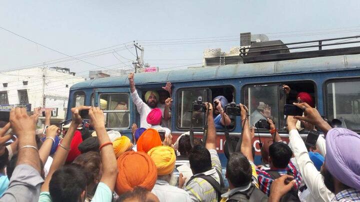 ਹਾਲਾਂਕਿ ਸੁਖਬੀਰ ਵੱਲੋਂ ਇਸ ਦਾ ਉਦਘਾਟਨ ਅੰਮ੍ਰਿਤਸਰ ਨਗਰ ਨਿਗਮ ਦੀ ਨਵੀਂ ਬਣੀ ਇਮਾਰਤ ਵਿੱਚ ਹੀ ਕੀਤਾ ਜਾਣਾ ਹੈ ਪਰ ਸੁਖਬੀਰ ਦੀ ਫੇਰੀ ਤੋਂ ਪਹਿਲਾਂ ਇਹ ਸਾਰੇ ਲੀਡਰ ਧਰਨੇ 'ਤੇ ਬੈਠ ਗਏ। ਪੁਲਿਸ ਨੇ ਸੁਖਬੀਰ ਦੇ ਅੰਮ੍ਰਿਤਸਰ ਪਹੁੰਚਣ ਤੋਂ ਪਹਿਲਾਂ ਹੀ ਇਨ੍ਹਾਂ ਨੂੰ ਹਿਰਾਸਤ ਵਿੱਚ ਲੈ ਲਿਆ।