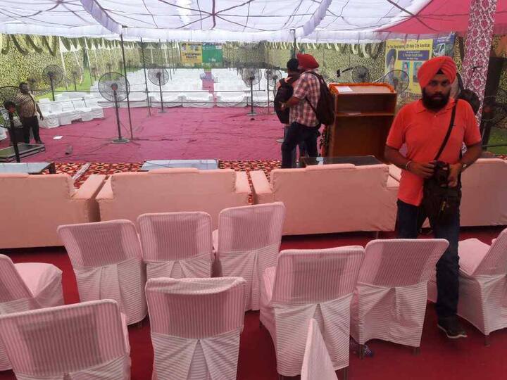 ਸੁਖਬੀਰ ਵੱਲੋਂ ਅੱਜ ਦੇ ਸਮਾਗਮ ਦੇ ਨਾਲ ਹੀ ਪੱਤਰਕਾਰਾਂ ਨਾਲ ਵੀ ਗੱਲ ਕੀਤੀ ਜਾਣੀ ਸੀ। ਇਸ ਲਈ ਮੀਡੀਆ ਨੂੰ ਪਹਿਲਾਂ ਹੀ ਉਸ ਥਾਂ ਭੇਜ ਦਿੱਤਾ ਗਿਆ ਸੀ, ਜਿੱਥੇ ਸੁਖਬੀਰ ਨੇ ਮੀਡੀਆ ਨਾਲ ਗੱਲਬਾਤ ਕਰਨੀ ਸੀ ।ਪਰ ਸੁਖਬੀਰ ਮੀਡੀਆ ਦੇ ਸਾਹਮਣੇ ਵੀ ਨਾ ਆਏ। 