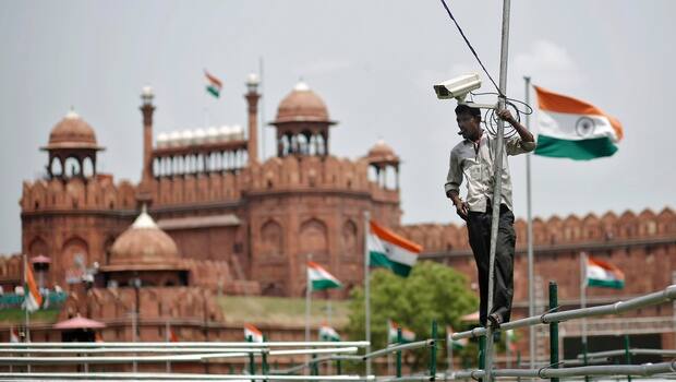 ਇਹ ਸੁਰੱਖਿਆ ਦਸਤੇ ਅਸਾਲਟ ਰਾਈਫ਼ਲਾਂ, ਹੈਲਮਟ ਅਤੇ ਦੂਰਬੀਨਾਂ ਨਾਲ ਲੈਸ ਹੋਣਗੇ। ਲਾਲ ਕਿਲ੍ਹੇ ਵਿੱਚ ਪਹਿਲੀ ਵਾਰ ਦਸ ਪੜਾਵੀ ਸੁਰੱਖਿਆ ਵਿਵਸਥਾ ਦਾ ਪ੍ਰਬੰਧ ਕੀਤਾ ਗਿਆ ਹੈ।