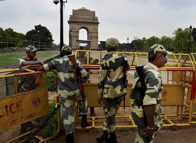 15 ਅਗਸਤ ਨੂੰ ਪ੍ਰਧਾਨ ਮੰਤਰੀ ਨਰਿੰਦਰ ਮੋਦੀ ਲਾਲ ਕਿਲ੍ਹੇ 'ਤੇ ਤਿਰੰਗਾ ਝੰਡਾ ਲਹਿਰਾਉਣਗੇ ਅਤੇ ਰਾਸ਼ਟਰ ਨੂੰ ਸੰਬੋਧਨ ਕਰਨਗੇ। ਮੋਦੀ ਲਾਲ ਕਿਲ੍ਹੇ ਤੋਂ ਤੀਜੀ ਵਾਰੀ ਭਾਸ਼ਣ ਦੇਣਗੇ। ਲਾਲ ਕਿਲ੍ਹੇ ਦੀ ਸੁਰੱਖਿਆ ਇਸ ਵਾਰੀ ਕਈ ਪੱਖਾਂ ਤੋਂ ਸਖ਼ਤ ਹੋਵੇਗੀ। ਲਾਲ ਕਿਲ੍ਹੇ ਦੇ ਉੱਪਰ ਡਰੋਨ ਨਾਲ ਸੁਰੱਖਿਆ ਕੀਤੀ ਜਾਵੇਗੀ ਤੇ ਲਾਲ ਕਿਲ੍ਹੇ ਦੀ ਜ਼ਮੀਨ ਦੇ ਹੇਠਾਂ ਵੀ ਫੋਰਸ ਤਾਇਨਾਤ ਕੀਤੀ ਗਈ ਹੈ।