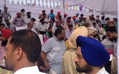ਇਸੇ ਤਰ੍ਹਾਂ ਬਰਨਾਲਾ ‘ਚ ਵੀ ਸੁਤੰਤਰਤਾ ਸੈਨਾਨੀਆਂ ਨੇ ਆਪਣੇ ਮਸਲੇ ਉਠਾਏ ਤੇ ਸਮਾਗਮ ਦਾ ਬਾਈਕਾਟ ਕੀਤਾ।