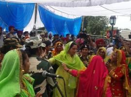 Harsimrat Kaur Badal %e2%80%8fat Wagah Border ਸਰਹੱਦ 'ਤੇ ਨੱਚੀ ਹਰਸਿਮਰਤ ਬਾਦਲ