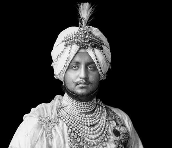 ਭੁਪਿੰਦਰ ਸਿੰਘ ਨੇ ਖ਼ੁਦ ਦੇ ਕਰੀਬ ਤਿੰਨ ਏਅਰਕ੍ਰਾਫਟ ਸਨ। ਉਹ ਭਾਰਤ ਦੇ ਸਭ ਤੋਂ ਪਹਿਲਾ ਵਿਅਕਤੀ ਸਨ ਜਿਨ੍ਹਾਂ ਕੋਲ ਆਪਣੇ ਹਵਾਈ ਜਹਾਜ਼ ਸਨ। ਉਨ੍ਹਾਂ ਨੇ ਏਅਰ ਪਲੈਨ ਖ਼ਰੀਦਣ ਤੋਂ ਪਹਿਲਾਂ ਚੀਫ਼ ਇੰਜਨੀਅਰ ਨੂੰ ਸਪਾਟ ਸਟੱਡੀ ਕਰਨ ਲਈ ਯੂਰਪ ਭੇਜਿਆ। ਉਸ ਦੇ ਬਾਅਦ ਜਹਾਜ਼ ਖ਼ਰੀਦਿਆ ਸੀ।