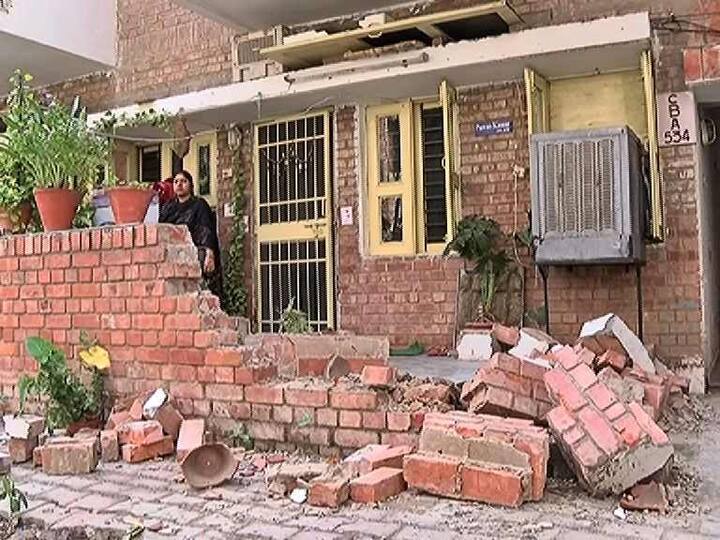 ਇਸ ਦੌਰਾਨ ਚਸ਼ਮਦੀਦਾਂ ਨੇ ਦੱਸਿਆ ਕਿ ਉਹ ਘਰ ਦੇ ਬਾਹਰ ਖੜ੍ਹਾ ਸੀ ਤੇ ਜਦੋਂ ਇਹ ਹਾਦਸਾ ਹੋਇਆ ਤਾਂ ਉਸ ਨੇ ਤਿੰਨ ‘ਚੋਂ ਦੋ ਨੌਜਵਾਨਾਂ ਨੂੰ ਕਾਬੂ ਕਰ ਲਿਆ। ਉਨ੍ਹਾਂ ਦਾ ਕਹਿਣਾ ਹੈ ਕਿ ਨੌਜਵਾਨਾਂ ਬੇਹੱਦ ਨਸ਼ੇ ‘ਚ ਸਨ ਤੇ ਲੋਕਾਂ ਨੂੰ ਊਟ ਪਟਾਂਗ ਵੀਬੋਲ ਰਹੇ ਸਨ ਜਿਸ ਕਰਕੇ ਹੀ ਇਨ੍ਹਾਂ ਦੀ ਕੁੱਟਮਾਰ ਵੀ ਹੋਈ।