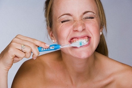 Health Tips: દિવસમાં બે વાર બ્રશ કરવું જોઈએ. દાંત સાફ કરવા માટે બ્રશ કરવું ખૂબ જ જરૂરી છે, પરંતુ શું આપણે જાણીએ છીએ કે બ્રશ કરવાની સાચી રીત કઈ છે?