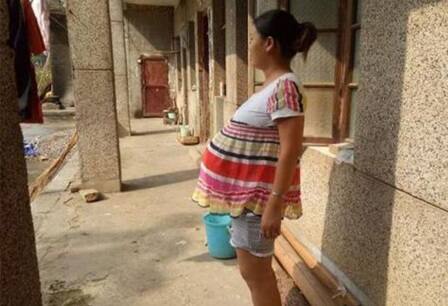 ਚੰਡੀਗੜ੍ਹ: ਚੀਨ ਵਿੱਚ ਇੱਕ ਮਹਿਲਾ ਨੇ 17 ਮਹੀਨੇ ਤੋਂ ਪ੍ਰੈਗਨੇਟ ਹੋਣ ਦਾ ਦਾਅਵਾ ਕੀਤਾ ਹੈ। ਉਸ ਦਾ ਕਹਿਣਾ ਹੈ ਕਿ ਡਾਕਟਰਾਂ ਨੇ ਭਰੂਣ ਪੂਰੀ ਤਰ੍ਹਾਂ ਡਵੈਲਪ ਨਾ ਹੋਣ ਕਾਰਨ ਡਿਲਿਵਰੀ ਤੋਂ ਰੋਕ ਦਿੱਤਾ ਸੀ। ਮਹਿਲਾ ਦੇ ਦਾਅਵੇ ਤੋਂ ਮੈਡੀਕਲ ਜਗਤ ਵਿੱਚ ਹਲਚਲ ਮੱਚ ਗਈ ਹੈ। ਵੈਸੇ ਤਾਂ ਬੱਚਾ ਆਪਣੀ ਮਾਂ ਦੇ ਗਰਭ ਵਿੱਚ 9 ਮਹੀਨੇ ਤੱਕ ਰਹਿੰਦਾ ਹੈ ਪਰ ਇਸ ਮਹਿਲਾ ਦੇ ਦਾਅਵੇ ਦੇ ਬਾਅਦ ਦੁਨੀਆ ਭਰ ਦੇ ਡਾਕਟਰ ਵੀ ਹੈਰਾਨੀ ਵਿੱਚ ਪੈ ਗਏ ਹਨ।