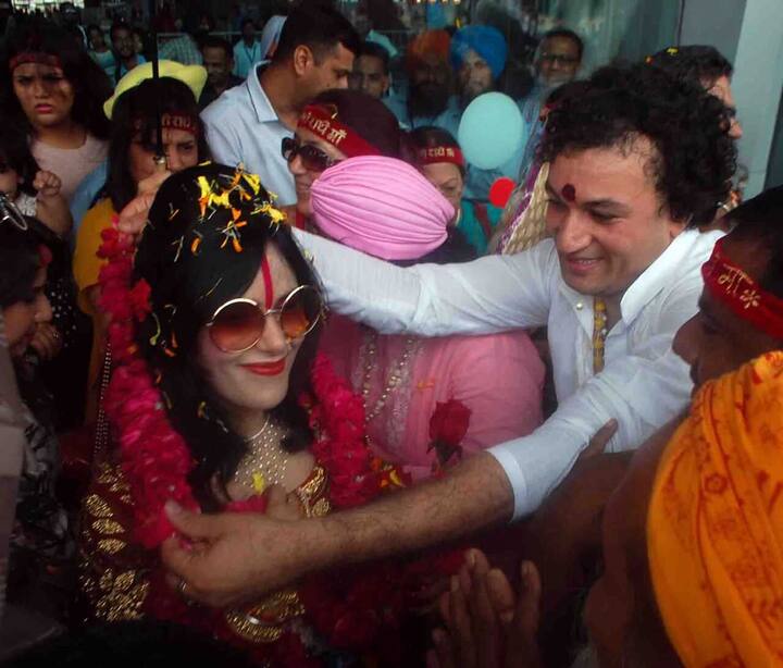 ਇੱਥੇ ਰਾਧੇ ਮਾਂ ਦੇ ਭਗਤਾਂ ਨੂੰ ਲਾਲ ਫੁੱਲ ਵੀ ਭੇਟ ਕੀਤੇ। ਕਈਆਂ ਨੇ ਲਾਲ ਗੁਲਾਬ ਦੀ ਮਾਲਾ ਪਾਈ।