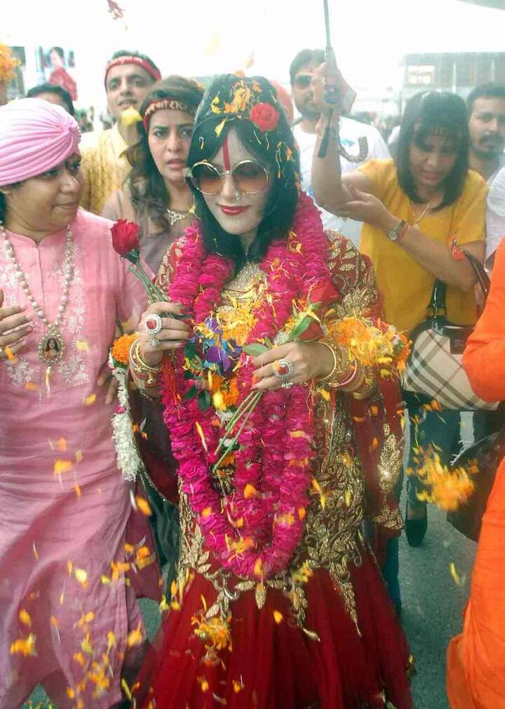 ਕਿਹਾ ਜਾ ਰਿਹਾ ਹੈ ਕਿ ਜਨਮ ਅਸ਼ਟਮੀ ਦੇ ਪ੍ਰੋਗਰਾਮ ਵਿੱਚ ਸ਼ਾਮਲ ਹੋਣ ਦੇ ਲਈ ਉਹ ਇੱਥੇ ਆਈ ਹੈ।