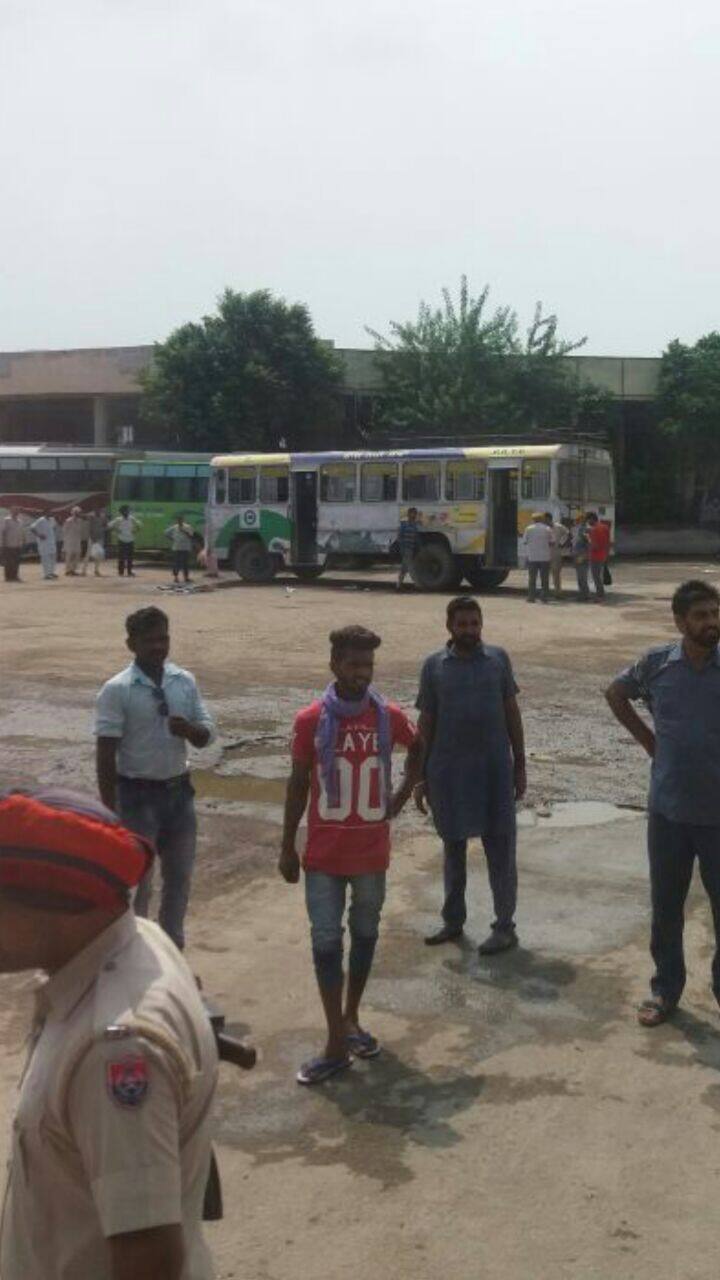  ਸਰਕਾਰੀ ਬੱਸਾਂ ਉੱਤੇ ਲੱਗੇ ਪੋਸਟਰ ਫੜਦੇ ਹੋਏ ਕਾਂਗਰਸੀ ਵਰਕਰ।