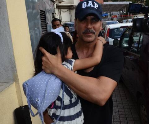 ਧੀ ਨਿਟਾਰਾ ਨੂੰ ਬਚਾਉਂਦੇ ਅਕਸ਼ੇ ਧੀ ਨਿਟਾਰਾ ਨੂੰ ਬਚਾਉਂਦੇ ਅਕਸ਼ੇ