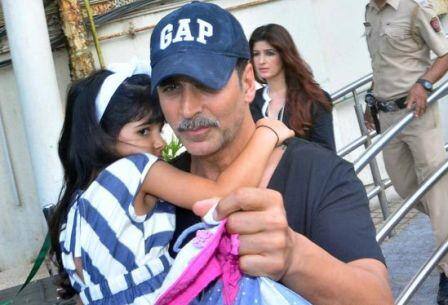 ਮੁੰਬਈ ਵਿੱਚ ਉਹਨਾਂ ਨੂੰ ਆਪਣੀ ਧੀ ਅਤੇ ਵਹੁਟੀ ਟਵਿੰਕਲ ਖੰਨਾ ਨਾਲ ਸਪੌਟ ਕੀਤਾ ਗਿਆ। 