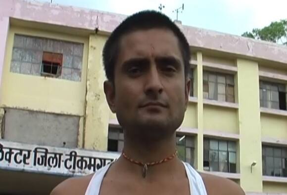 ਕਹਾਣੀ ਇਹ ਹੈ ਕਿ ਮੱਧ ਪ੍ਰਦੇਸ਼ ਦੇ ਟੀਕਮਗੜ ਦਾ ਰਹਿਣ ਵਾਲਾ ਸੌਰਭ ਸੈਨਾ ਵਿੱਚ ਭਰਤੀ ਹੋਣਾ ਚਾਹੁੰਦਾ ਹੈ। ਉਸ ਨੂੰ ਮੌਕਾ ਵੀ ਮਿਲਿਆ, ਪਰ ਛਾਤੀ ਉੱਤੇ ਟੈਟੂ ਬਣੇ ਹੋਣ ਦੇ ਕਾਰਨ ਸੈਨਾ ਨੇ ਉਸ ਨੂੰ ਭਰਤੀ ਕਰਨ ਤੋਂ ਇਨਕਾਰ ਕਰ ਦਿੱਤਾ।