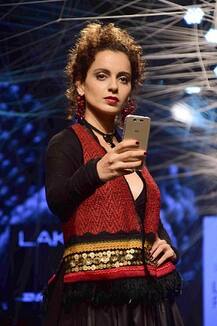 ਮੰਚ \'ਤੇ ਸੈਲਫੀ ਲੈਕੇ ਕੰਗਨਾ ਨੇ ਕੀਤਾ ਸਭ ਨੂੰ ਹੈਰਾਨ