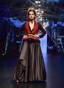 ਮੰਚ \'ਤੇ ਸੈਲਫੀ ਲੈਕੇ ਕੰਗਨਾ ਨੇ ਕੀਤਾ ਸਭ ਨੂੰ ਹੈਰਾਨ