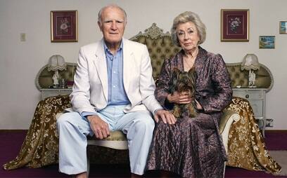 ਗਂਥਰ ਨੂੰ ਇਹ ਸੰਪਤੀ ਉਸ ਦੇ ਪਿਤਾ ਤੋਂ ਮਿਲੀ ਹੈ। ਪਰ ਉਸ ਦੇ ਪਿਤਾ ਨੂੰ ਇਹ ਜਾਇਦਾਦ ਉਸ ਦੀ ਸਿਰਫਿਰ ਮਾਲਕਣ ਕਾਰਲੋਤੱਤਾ ਲੀਬੇਨਸਟਾਈਨ ਦੀ ਮੌਤ ਤੋਂ ਬਾਅਦ ਮਿਲੀ।