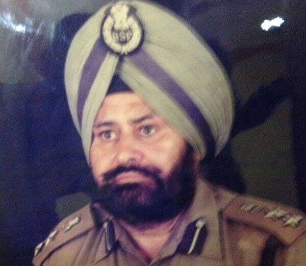 ਪੰਜਾਬ ਦੇ ਜ਼ਿਲ੍ਹਾ ਹੁਸ਼ਿਆਰਪੁਰ ਦੇ ਪਿੰਡ ਦਸੂਹਾ ਵਿੱਚ ਬੀਐਸਐਫ ਦੇ ਸੇਵਾ ਮੁਕਤ ਕਮਾਡੈਂਟ ਨਰਿੰਦਰ ਸਿੰਘ ਦੀ ਅਣਪਛਾਤੇ ਹਮਲਾਵਰਾਂ ਨੇ ਹੱਤਿਆ ਕਰ ਦਿੱਤੀ।