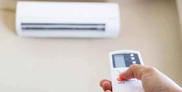 ਲੰਬੀ ਬਿਮਾਰੀ ਲਈ ਘਾਤਕ: ਜੇਕਰ ਤੁਸੀਂ ਕਿਸੇ ਪੁਰਾਣੀ ਬਿਮਾਰੀ ਨਾਲ ਪੀੜਤ ਹੋ ਤਾਂ ਏਅਰ ਕੰਡੀਸ਼ਨ ਤੁਹਾਡੇ ਲਈ ਨੁਕਸਾਨਦੇਹ ਹੋ ਸਕਦਾ ਹੈ। ਅਜਿਹਾ ਇਸ ਲਈ ਕਿਉਂਕਿ ਏਅਰ ਕੰਡੀਸ਼ਨ ਵਿੱਚ ਜਿਹੜਾ ਬਲੱਡ ਪ੍ਰੈਸ਼ਰ ਤੇ ਅਰਥ ਰਾਈਟਸ ਦੇ ਲੱਛਣ ਵਧ ਜਾਂਦੇ ਹਨ। ਨਾਲ ਹੀ ਇਲਾਜ ਨੂੰ ਠੀਕ ਹੋਣ ਵਿੱਚ ਸਮਾਂ ਲੱਗਦਾ ਹੈ।