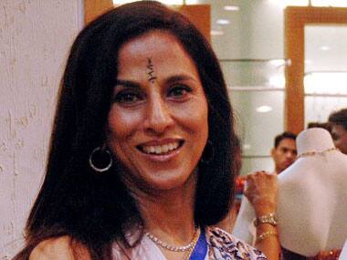 ਇਸਦੇ ਨਾਲ ਹੀ ਸ਼ੋਭਾ ਡੇ ਨੇ ਇੱਕ ਅਖਬਾਰ 'ਚ ਛਪੀ ਖਬਰ ਦੀ ਤਸਵੀਰ ਵੀ ਸਾਂਝੀ ਕੀਤੀ ਜਿਸ 'ਚ ਤੇਂਦੁਲਕਰ ਖਿਡਾਰਨਾ ਨਾਲ ਇਨ੍ਹਾਂ ਕਾਰਸ ਦੇ ਨਾਲ ਖੜੇ ਹਨ। 