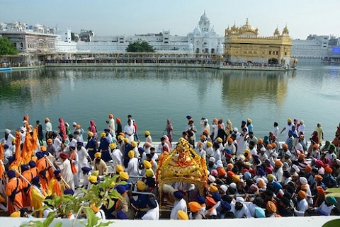 ਸੰਗਤਾਂ ਸ਼ਰਧਾ ਨਾਲ ਮਨਾ ਰਹੀਆਂ ਸ਼੍ਰੀ ਗੁਰੂ ਗ੍ਰੰਥ ਸਾਹਿਬ ਜੀ ਦਾ ਪਹਿਲਾ ਪ੍ਰਕਾਸ਼ ਪੁਰਬ