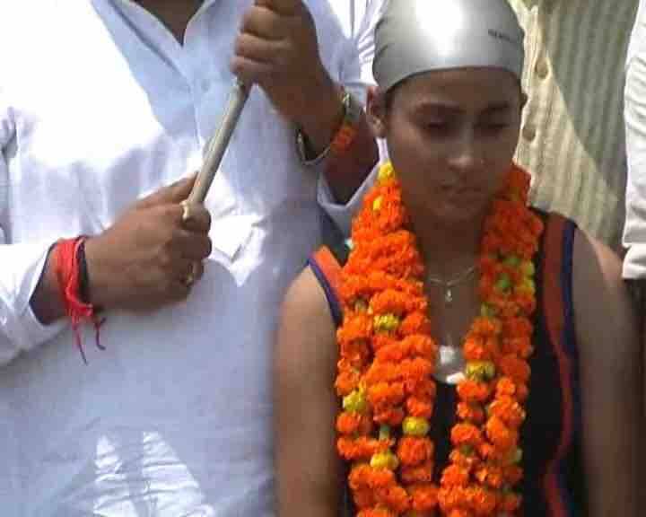 ਉਨ੍ਹਾਂ ਨੇ ਕਿਹਾ ਕਿ ਲੋਕਾਂ ਨੂੰ ਧੋਖਾ ਦਿੱਤਾ ਜਾ ਰਿਹਾ ਹੈ। ਵਿਨੋਦ ਦਾ ਕਹਿਣਾ ਹੈ ਕਿ ਸ਼ਰੱਧਾ ਦੇ ਪਿਤਾ ਪੂਰਾ ਸਮਾਂ ਉਸਨੂੰ ਕਿਸ਼ਤੀ 'ਤੇ ਬਿਠਾ ਕੇ ਰਖਦੇ ਹਨ ਅਤੇ ਜਿਵੇਂ ਹੀ ਕੋਈ ਘਾਟ ਆਉਂਦਾ ਹੈ ਤਾਂ ਉਸਨੂੰ ਗੰਗਾ 'ਚ ਉਤਾਰ ਦਿੰਦੇ ਹਨ ਅਤੇ ਓਹ ਤੈਰਦੀ ਹੋਈ ਘਾਟ ਤਕ ਪਹੁੰਚ ਜਾਂਦੀ ਹੈ।