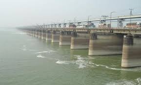 ਡਾਕਯੂਮੈਂਟਰੀ ਫਿਲਮ ਮੇਕਰ ਵਿਨੋਦ ਕਾਪੜੀ ਨੇ ਸ਼ਰੱਧਾ ਦੇ ਕਾਰਨਾਮੇ 'ਤੇ ਸਵਾਲ ਚੁੱਕੇ ਹਨ। ਵਿਨੋਦ ਕਾਪੜੀ ਨੇ ਦਾਵਾ ਕੀਤਾ ਹੈ ਕਿ ਸ਼ਰੱਧਾ ਦੇ ਪਿਤਾ ਉਸਨੂੰ ਜਲਪਰੀ ਦੇ ਰੂਪ 'ਚ ਮੀਡੀਆ ਦੇ ਆਸਰੇ ਪ੍ਰਚਾਰਿਤ ਕਰਨ ਦੀ ਕੋਸ਼ਿਸ਼ ਕਰ ਰਹੇ ਹਨ। 